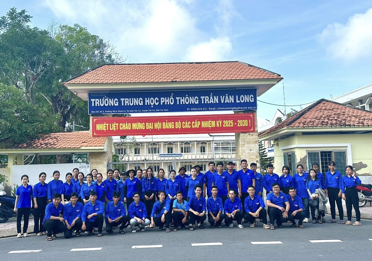 Xã Đoàn Trà Cú: Ra quân dọn dẹp cảnh quan môi trường tại ấp Xa Xi