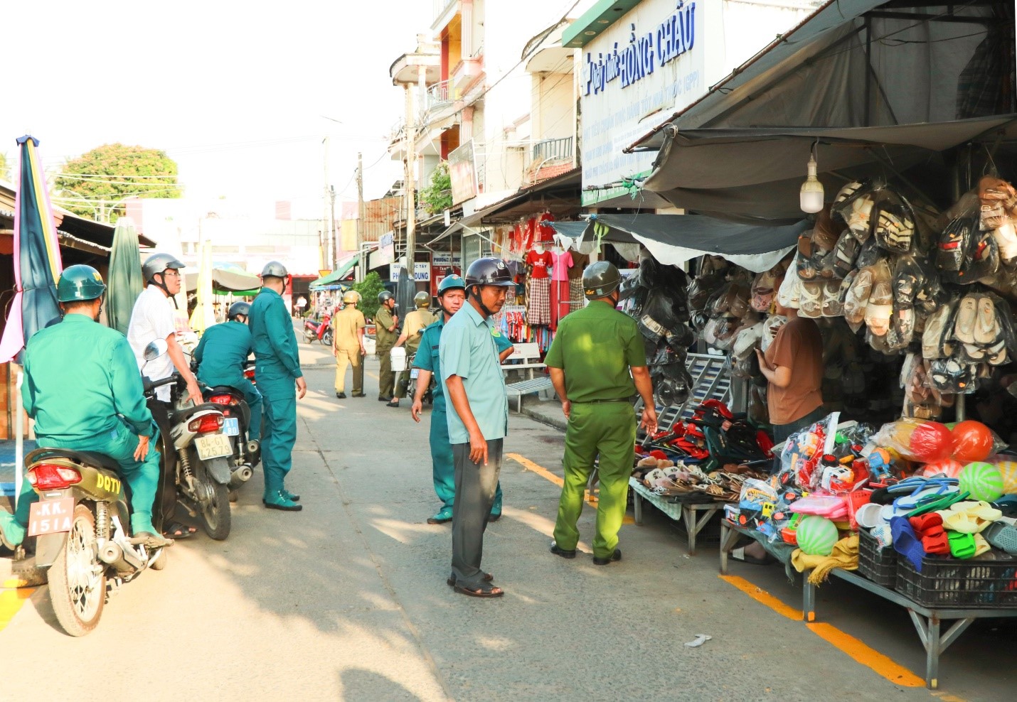 Trà Cú mở đợt cao điểm giải tỏa, chống lấn chiếm vỉa hè, lòng lề đường, vệ sinh môi trường trước, trong và sau các ngày lễ, tết