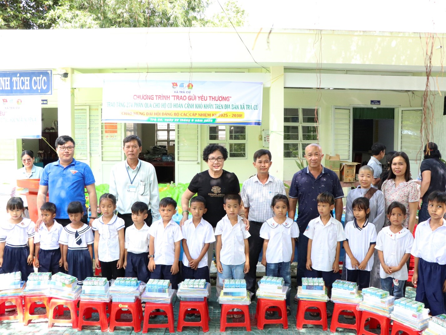 Trường Tiểu học Ngãi Xuyên A tặng sách giáo khoa cho học sinh nghèo, cận nghèo, có hoàn cảnh khó khăn