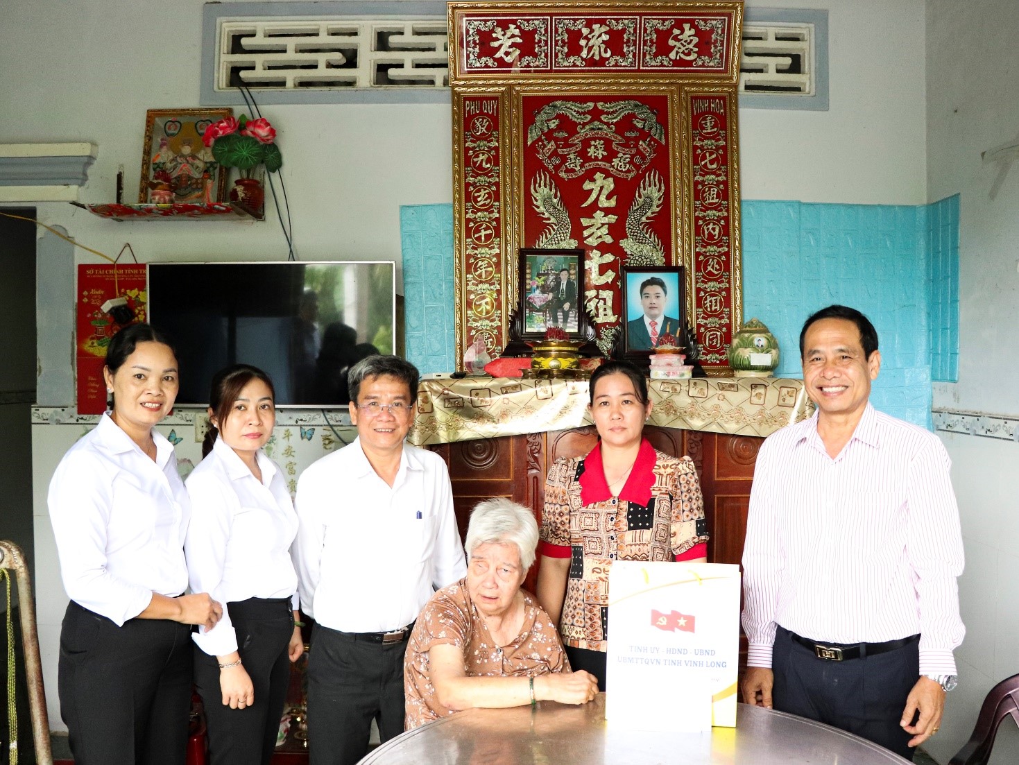 Đoàn công tác Tỉnh ủy Vĩnh Long thăm, tặng quà Mẹ Việt Nam anh hùng và thương binh nặng nhân kỷ niệm 80 năm cách mạng tháng Tám và Quốc khánh 02/9