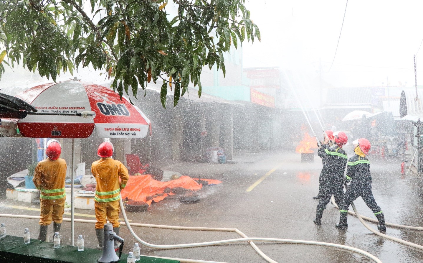 Hợp tác xã Thương mại Dịch vụ Trà Cú thực tập phương án chữa cháy và cứu nạn, cứu hộ