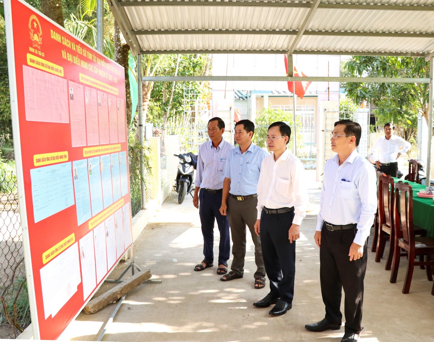 Đồng chí Nguyễn Văn Hiếu, Trưởng Ban Tổ chức Tỉnh ủy kiểm tra công tác bầu cử đại biểu Quốc hội khóa và đại biểu HĐND các cấp, nhiệm kỳ 2026 – 2031 tại xã Trà Cú
