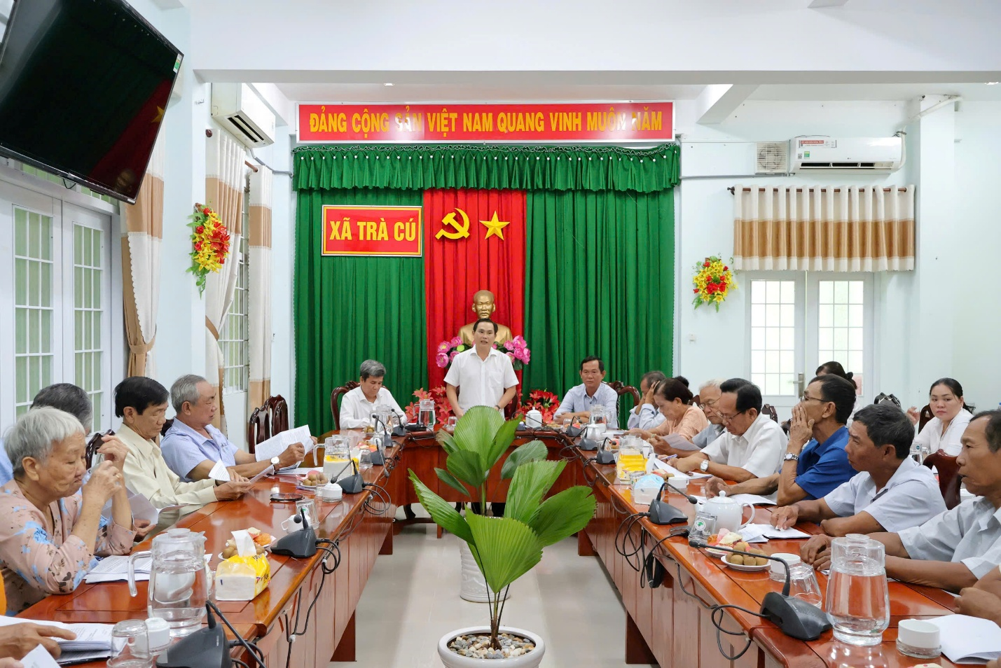 Đảng ủy xã Trà Cú lắng nghe ý kiến cán bộ hưu trí các cấp trên địa bàn xã góp ý về vai trò lãnh đạo, chỉ đạo