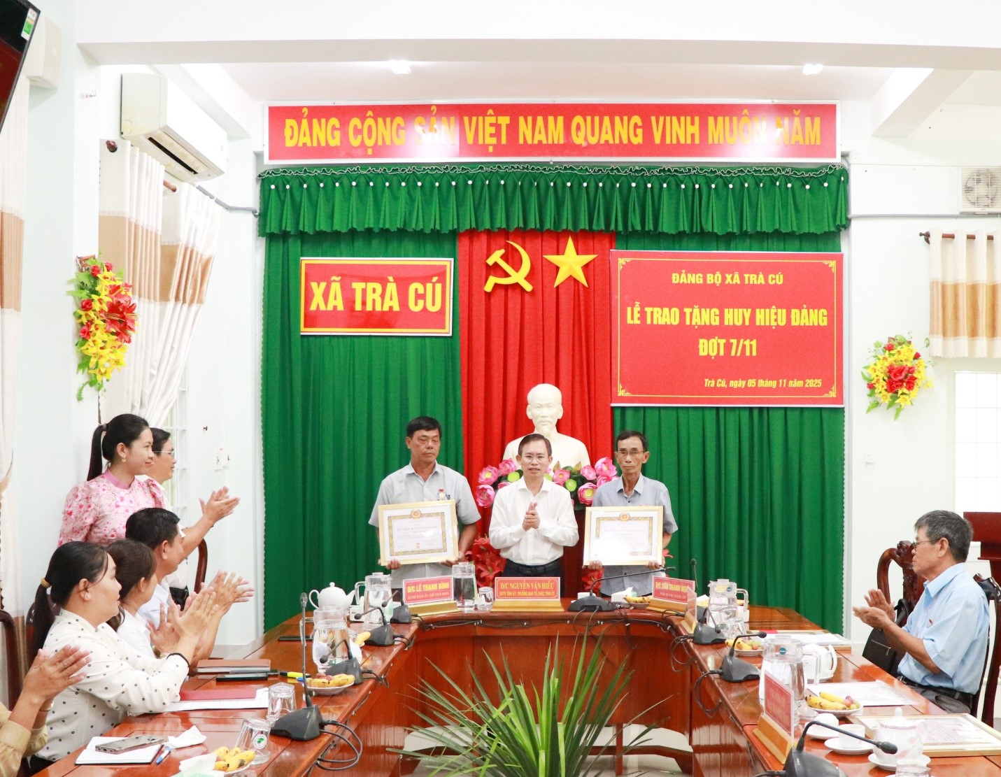 Xã Trà Cú trao tặng, truy tặng Huy hiệu Đảng đợt  7/11 cho 08 đảng viên cao niên tuổi Đảng