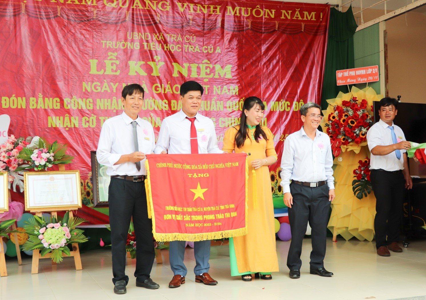 Trường Tiểu học Trà Cú A đón nhận Bằng công nhân Trường đạt chuẩn quốc gia Mức độ 2