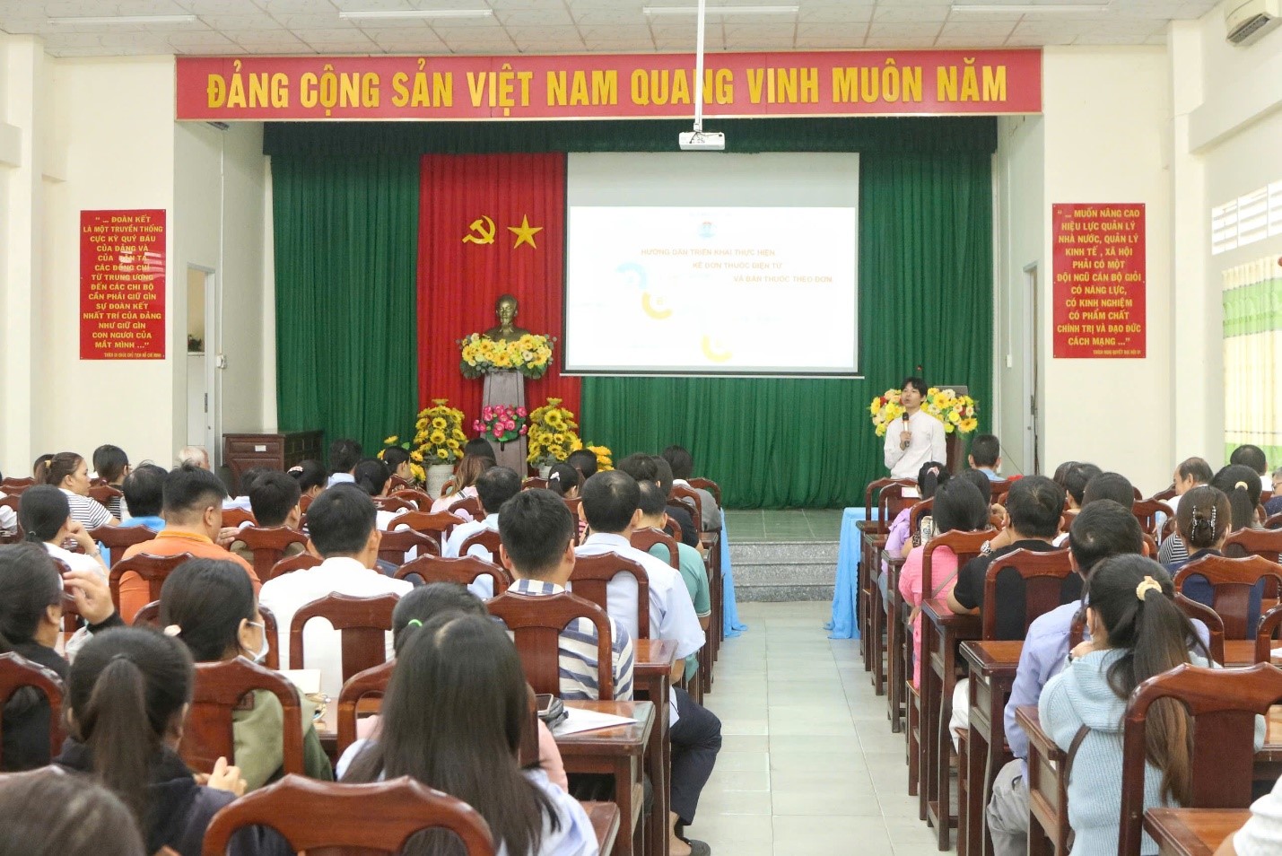 Trà Cú: Tập huấn kê đơn thuốc điện tử và bán thuốc theo đơn