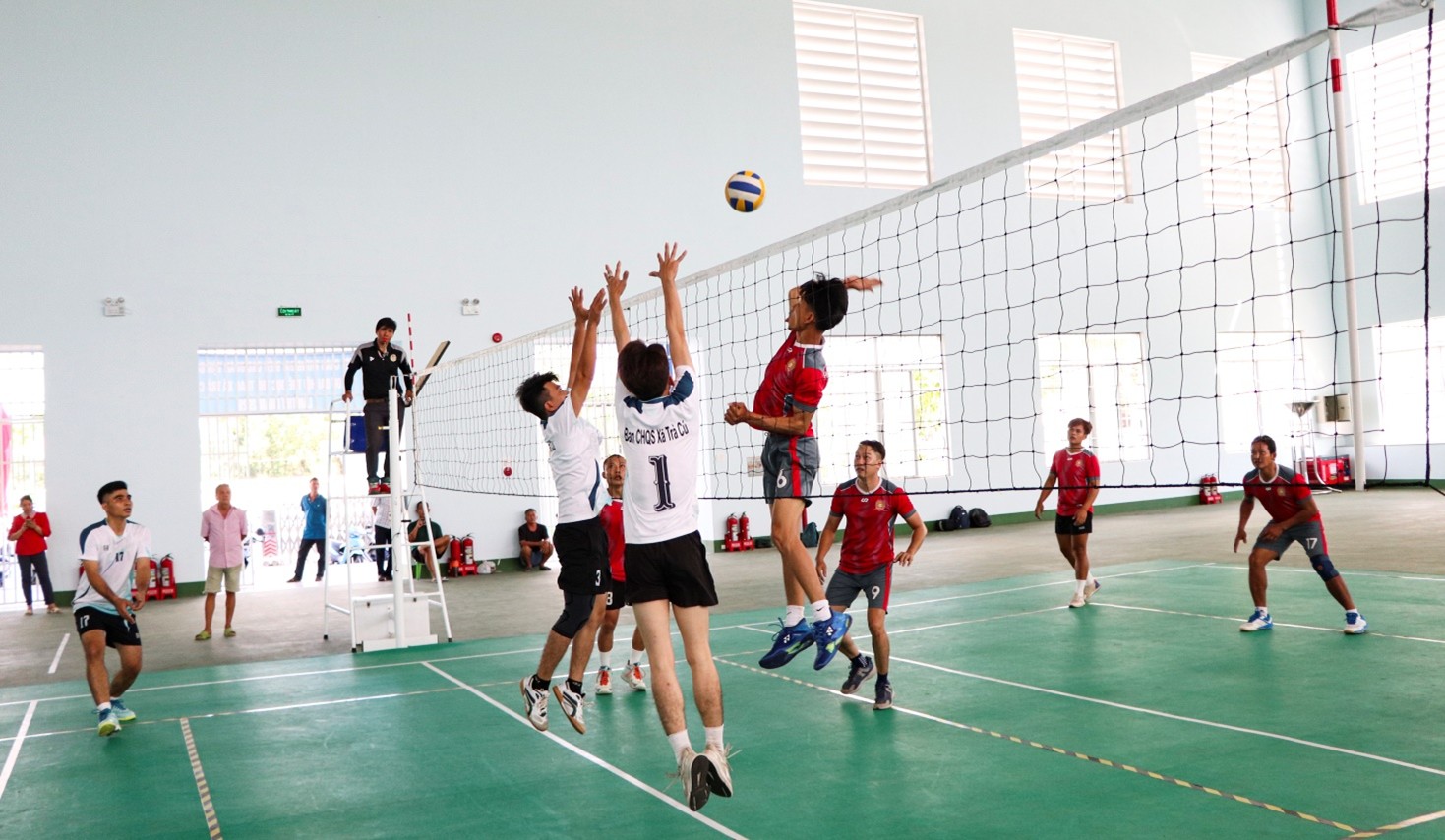 Đại hội Thể dục thể thao xã Trà Cú diễn ra nội dung thi đấu môn bóng chuyền nam và bóng chuyền hơi nữ  