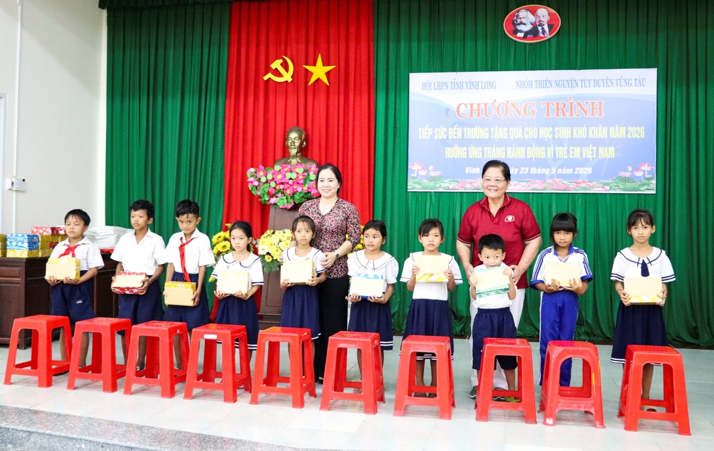 Hội Liên hiệp Phụ nữ tỉnh Vĩnh Long tặng quà cho học sinh khó khăn
