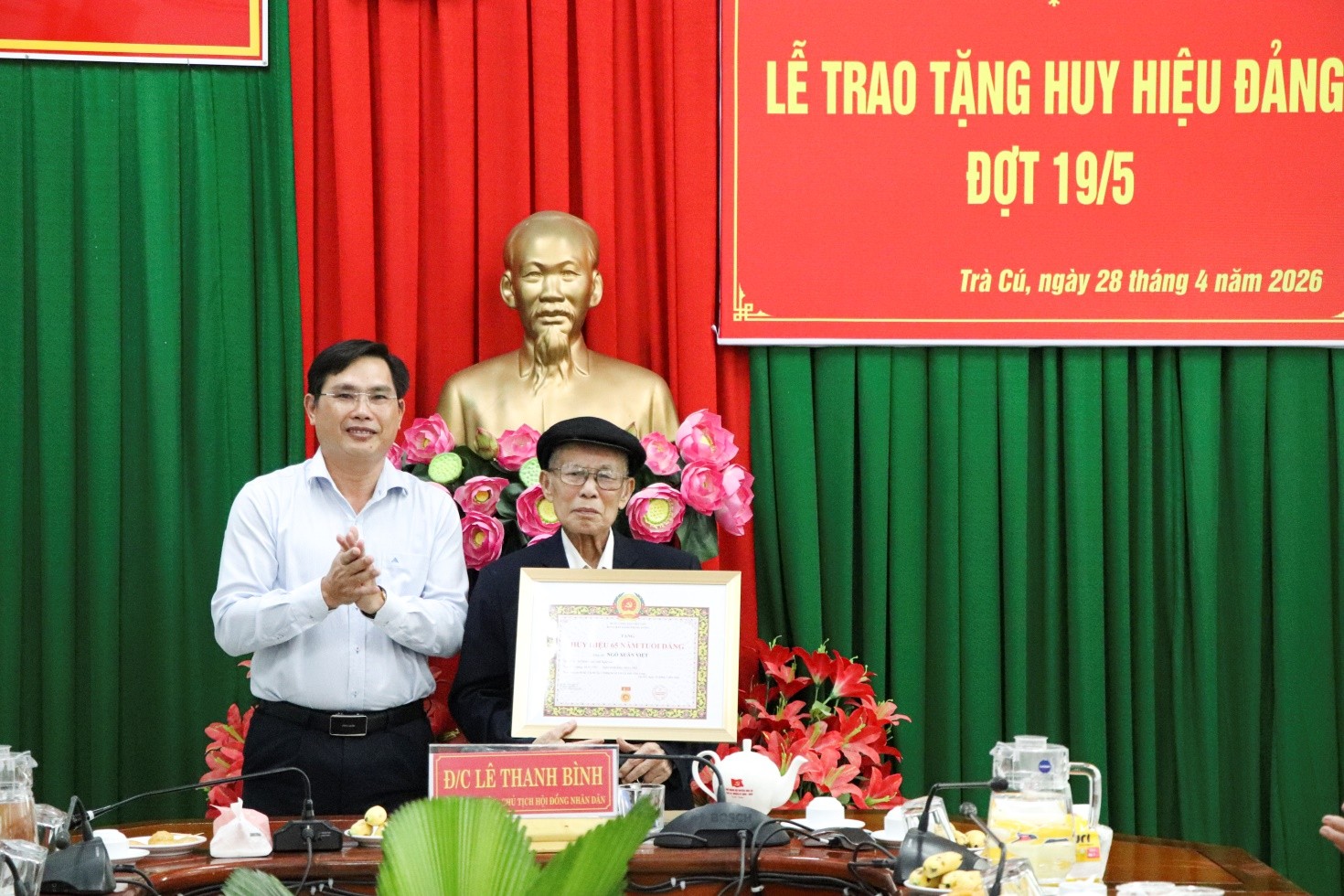 Trà Cú tổ chức lễ trao tặng Huy hiệu Đảng đợt 19/5/2026