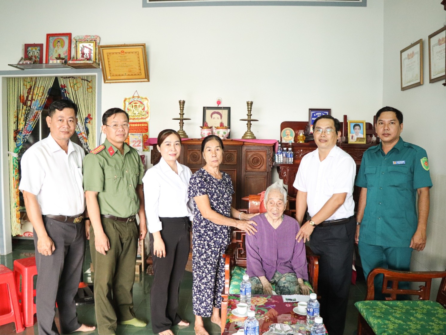 Đoàn lãnh đạo Đảng ủy, HĐND, UBND, UBMTTQVN xã Trà Cú thăm Mẹ Việt Nam anh hùng và chúc mừng Lễ Giáng sinh năm 2025