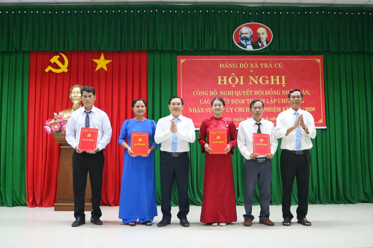 Đảng ủy xã Trà Cú công bố quyết định thành lập các Chi bộ trực thuộc và nhân sự cấp ủy Chi bộ ấp, nhiệm kỳ 2025 - 2030